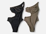 deux maillots de bain pour femmes auxquels sont suspendues des chaînes