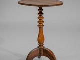 une petite table avec un plateau et un piètement en bois