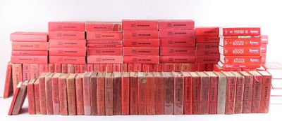 plusieurs livres empilés sur une table