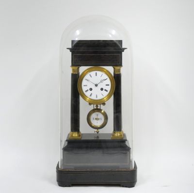 Pendule portique en bois noirci et laiton doré