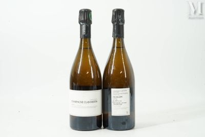 deux bouteilles de vin posées l'une à côté de l'autre sur une table