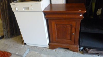 une petite cuisine équipée d'une cuisinière et d'un réfrigérateur