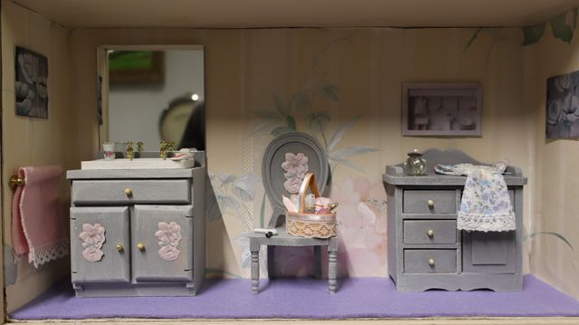Diorama. Composition miniature, dans une vitrine en bois, vitre e...