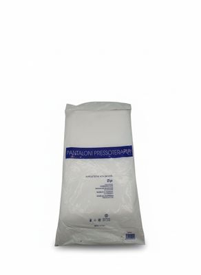 un sac en papier blanc sur fond blanc