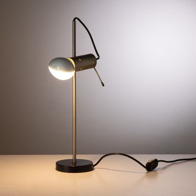 l'image d'une lampe posée sur une table