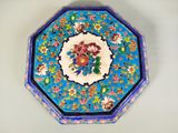 une petite boîte bleue ornée d'un motif floral