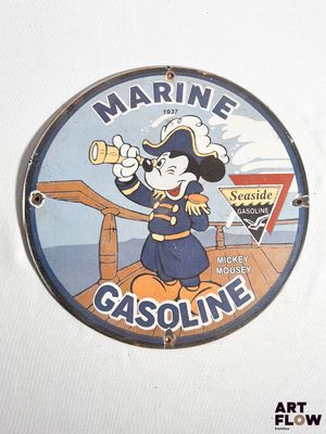 une photo d'une affiche de Mickey Mouse accrochée au mur
