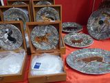 de nombreuses assiettes ornées d'animaux, posées sur une table