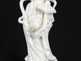 statue d'une femme tenant un bébé dans ses bras sur fond noir