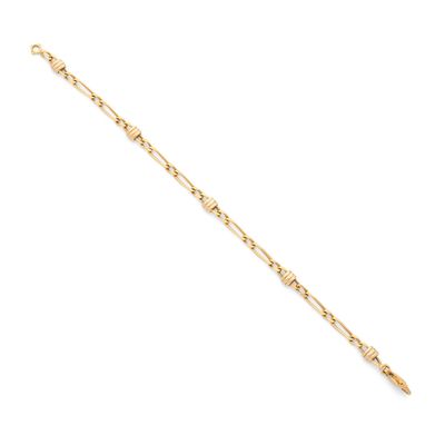 un bracelet en chaîne d'or muni d'un maillon et d'un fermoir