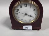 une petite horloge posée sur une table