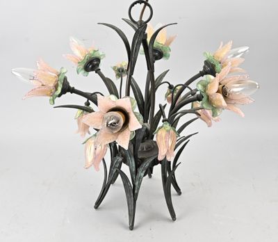 un lustre auquel est suspendé un bouquet de fleurs