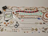 de nombreux types de colliers et de bracelets sur la table