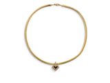 un collier en or avec un pendentif en forme de cœur sur fond blanc