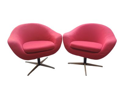 paire de fauteuils pivotants de style « mid-century modern » en velours rouge