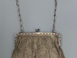 un sac à main ancien en maille d'argent avec des anses en chaîne