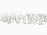 un grand nombre de verres alignés sur la table