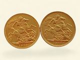 deux souverains d'or sur lesquels figurent un cheval et son cavalier