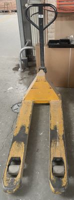 un chariot élévateur à fourche stationné dans un entrepôt