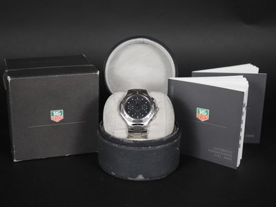 une image représentant une montre dans un coffret noir muni d'un couvercle noir