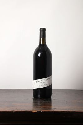 une bouteille de vin posée sur une table