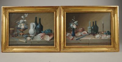 deux tableaux représentant des vases et des bouteilles posés sur une table, dans un cadre doré