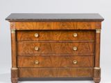 une commode ancienne avec dessus en marbre