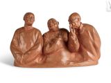 trois figurines représentant trois personnes assises sur un banc