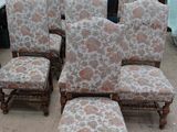 six chaises et un repose-pieds au milieu d'une pièce