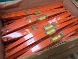 une boîte remplie de skis orange posée par terre