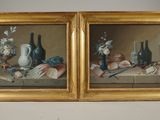 deux tableaux représentant des vases et des bouteilles posés sur une table, dans un cadre doré