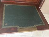 un tapis vert posé par terre dans un coin de la pièce