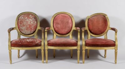 Partie de salon comprenant trois fauteuils et une banquette …