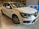 la voiture blanche est garée dans le garage, dans le garage