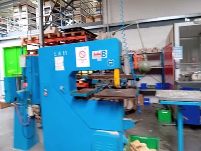 une photo d'une machine dans une usine