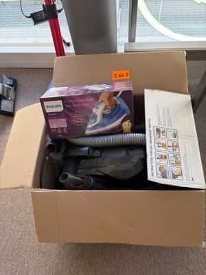 une boîte contenant un aspirateur et d'autres objets