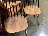 le nombre de chaises alignées dans une pièce