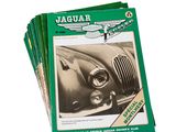 Le livre sur le jaguar est posé au sommet d'une pile de livres