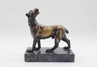 statue d'un chien posée sur un socle en marbre, sur fond blanc