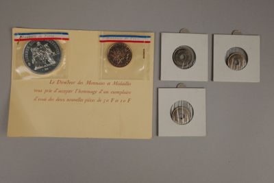 une photo représentant un ensemble de pièces de monnaie et une carte accrochée au mur