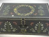 une vieille boîte en bois ornée d'un motif floral