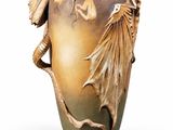 un grand vase orné d'un dragon sur fond blanc