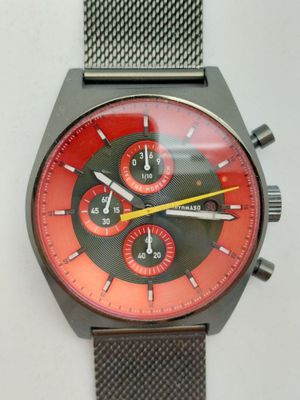 gros plan d'une montre sur une surface blanche