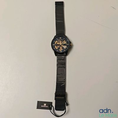 gros plan d'une montre sur une surface blanche avec une étiquette