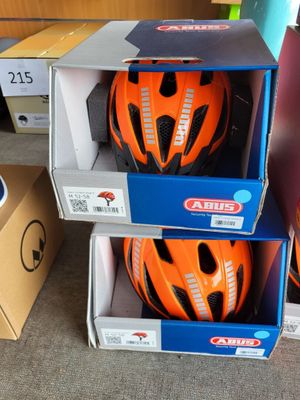 Des cartons de casques sont empilés les uns sur les autres dans une pièce