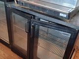 une machine à café posée sur le plan de travail d'une cuisine