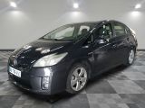 une photo d'une Toyota Prius noire garée dans un garage