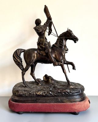 statue en bronze représentant un homme à cheval, muni d'un arc et de flèches