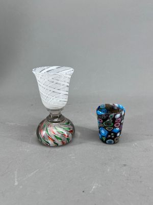 deux petits vases en verre posés l'un à côté de l'autre sur une table