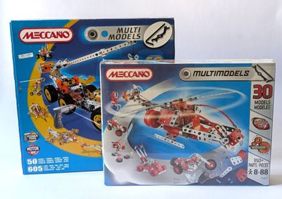 deux boîtes de legos de tailles et de couleurs différentes sur une surface blanche